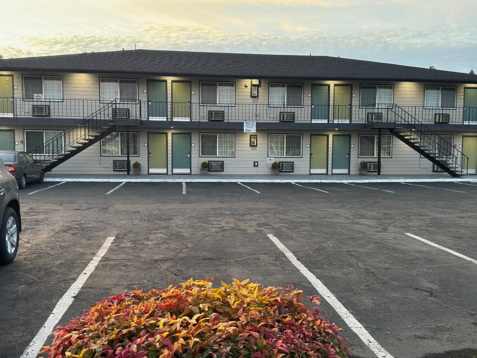 Royal Inn Eugene- Airport Экстерьер фото